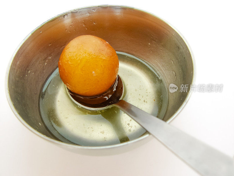 印度甜品“gulab jamun”。